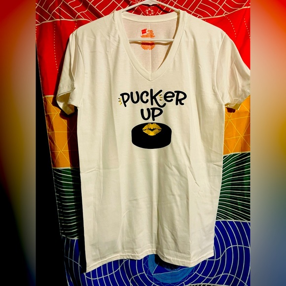 Small Vneck tshirt “hockey” - Picture 2 of 3